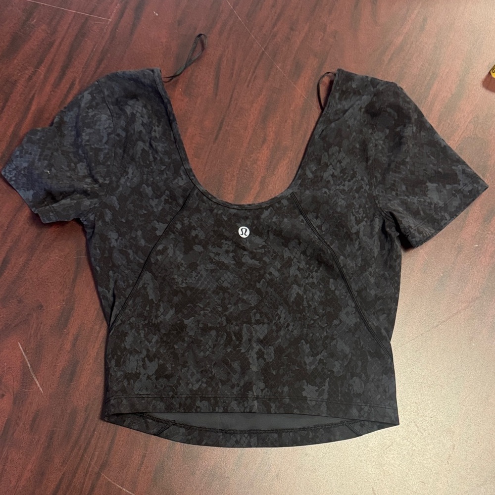 Lululemon cropped active top marbled print
